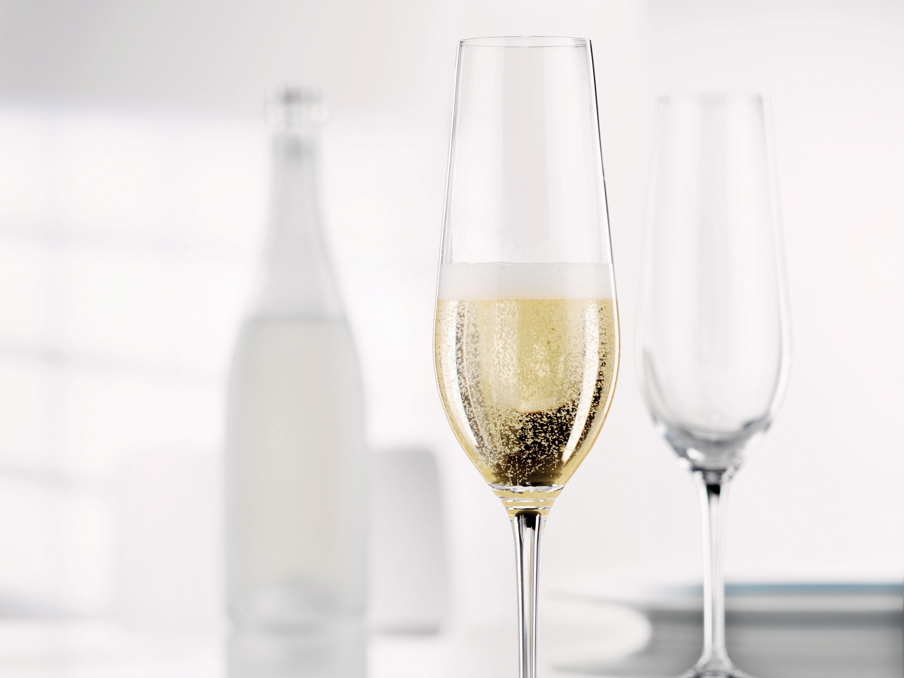 Auch Ihre schönen Champagnerglässer werden sanft und sorgfältig gespült