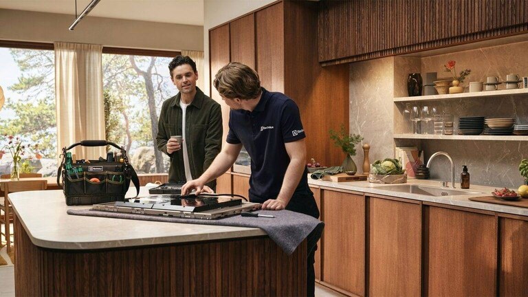 Dunstabzugshaubenfilter wird von einer Hand eingelegt