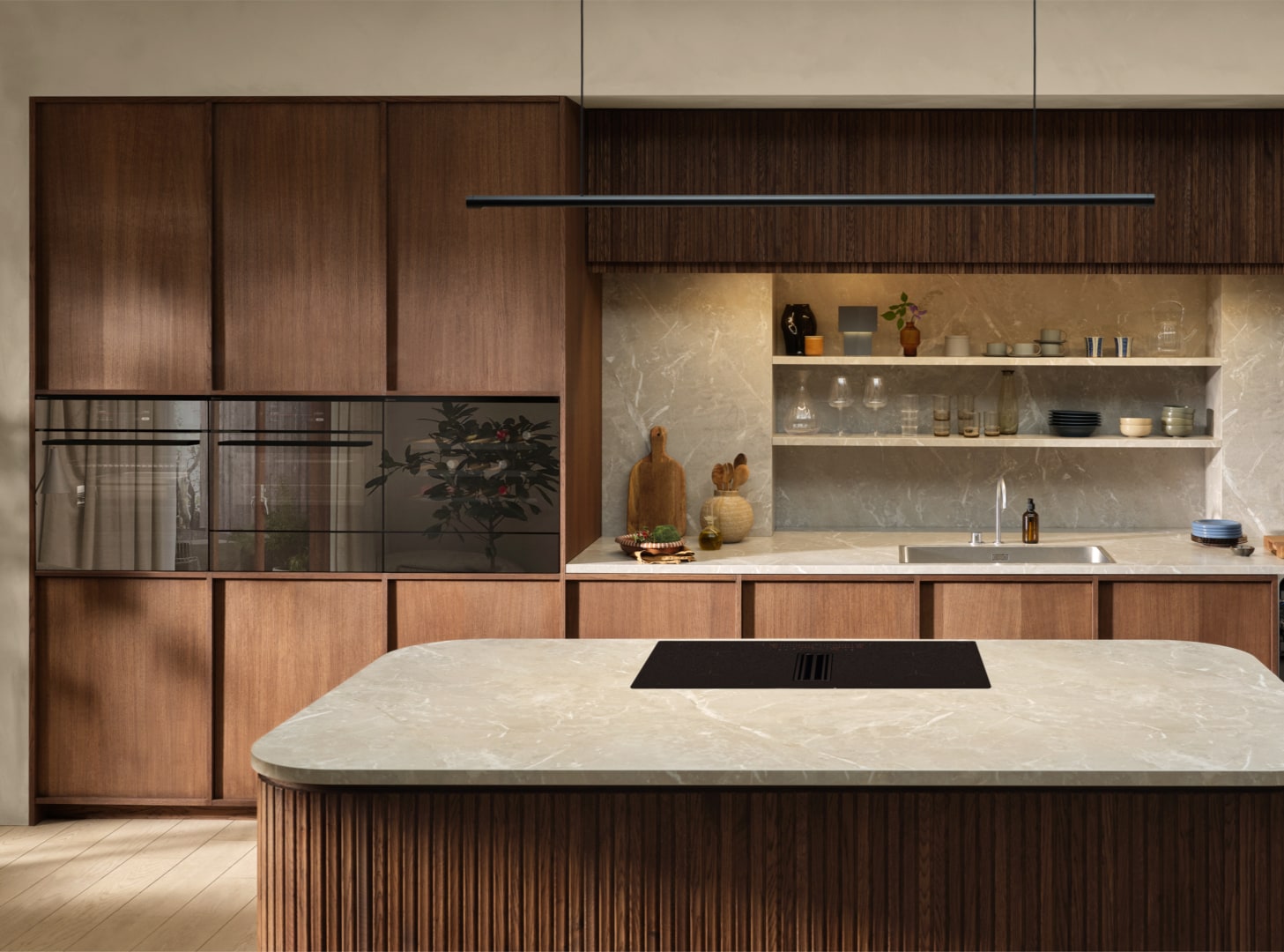 Cucina moderna in legno con elettrodomestici Electrolux e una coppia di