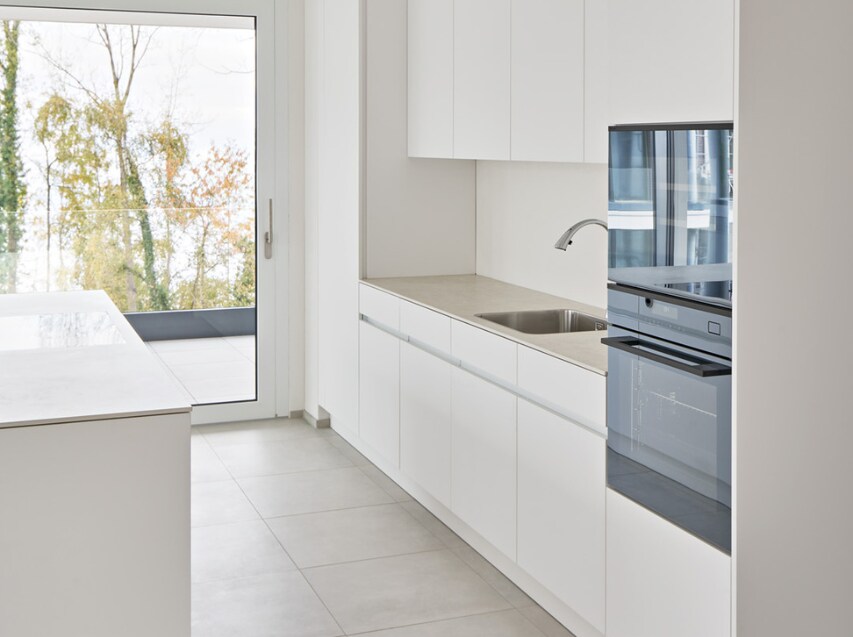 Weissse Küche mit Backofen
