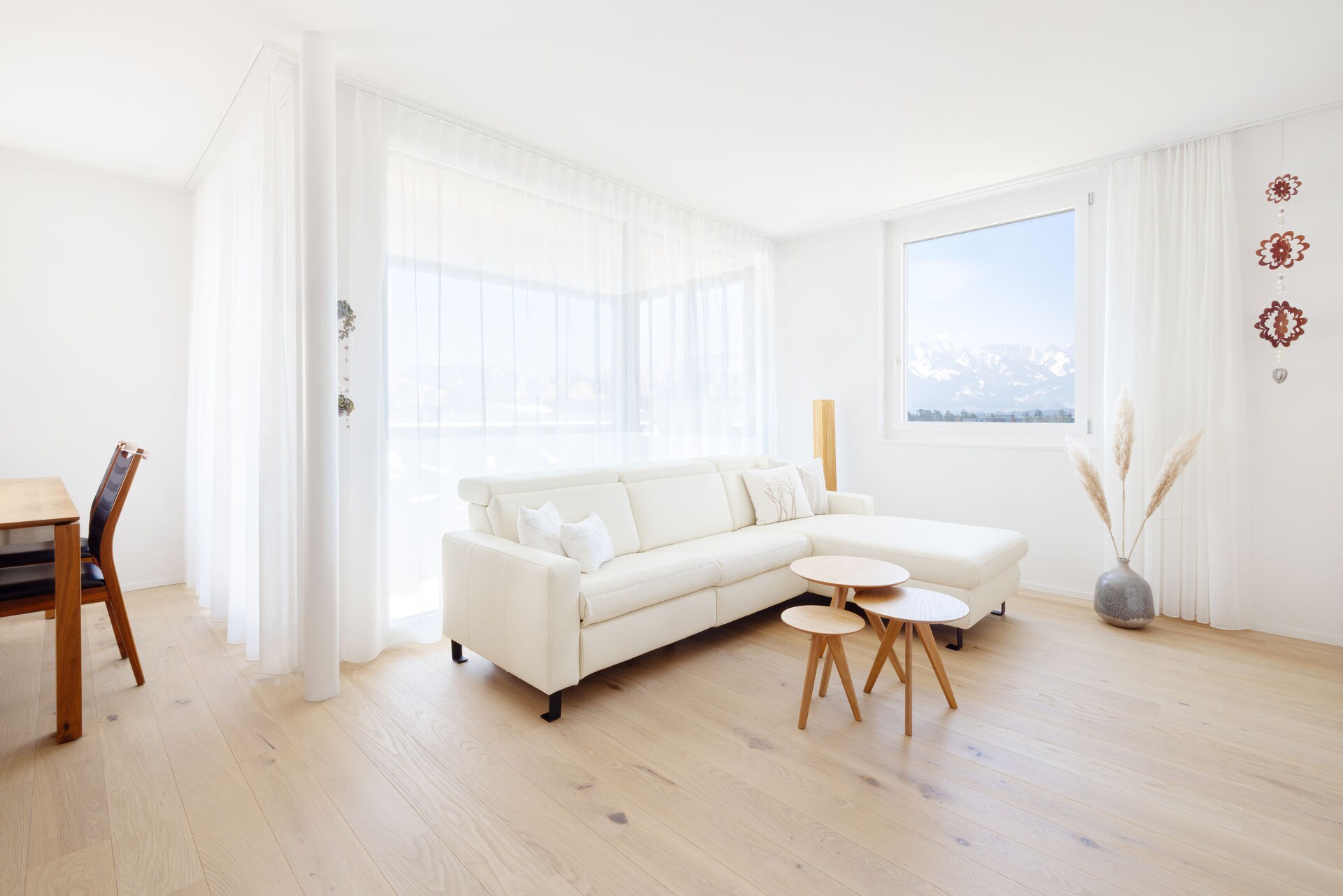 Wohnzimmer mit weisser Couch