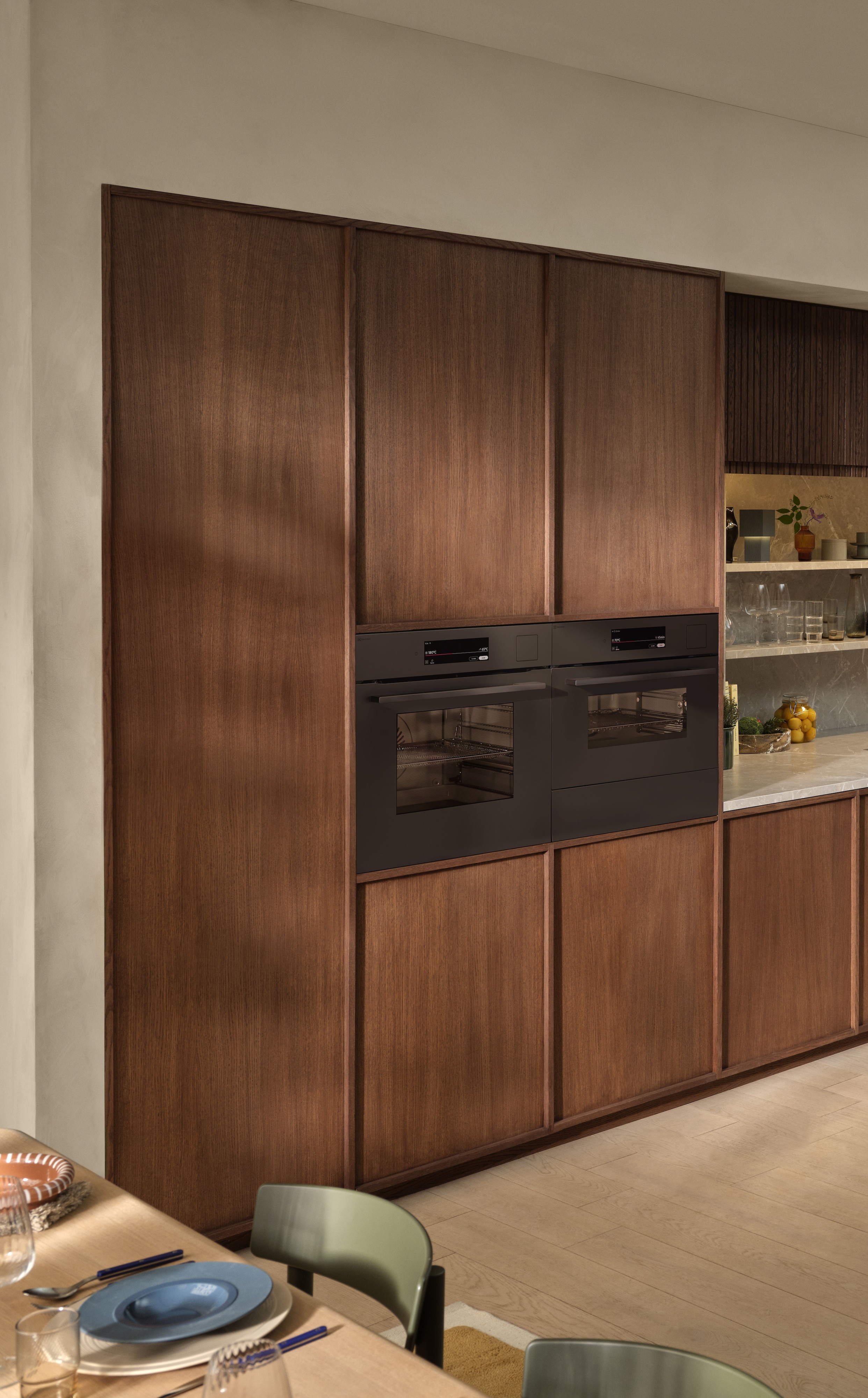 Deux fours Electrolux noir mat côte à côte sur un mur de cuisine élégant
