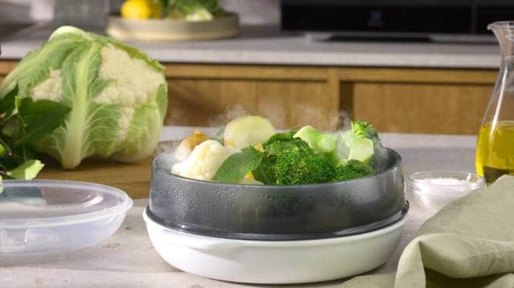 Bowl mit gedämpftem Gemüse in einer Küche