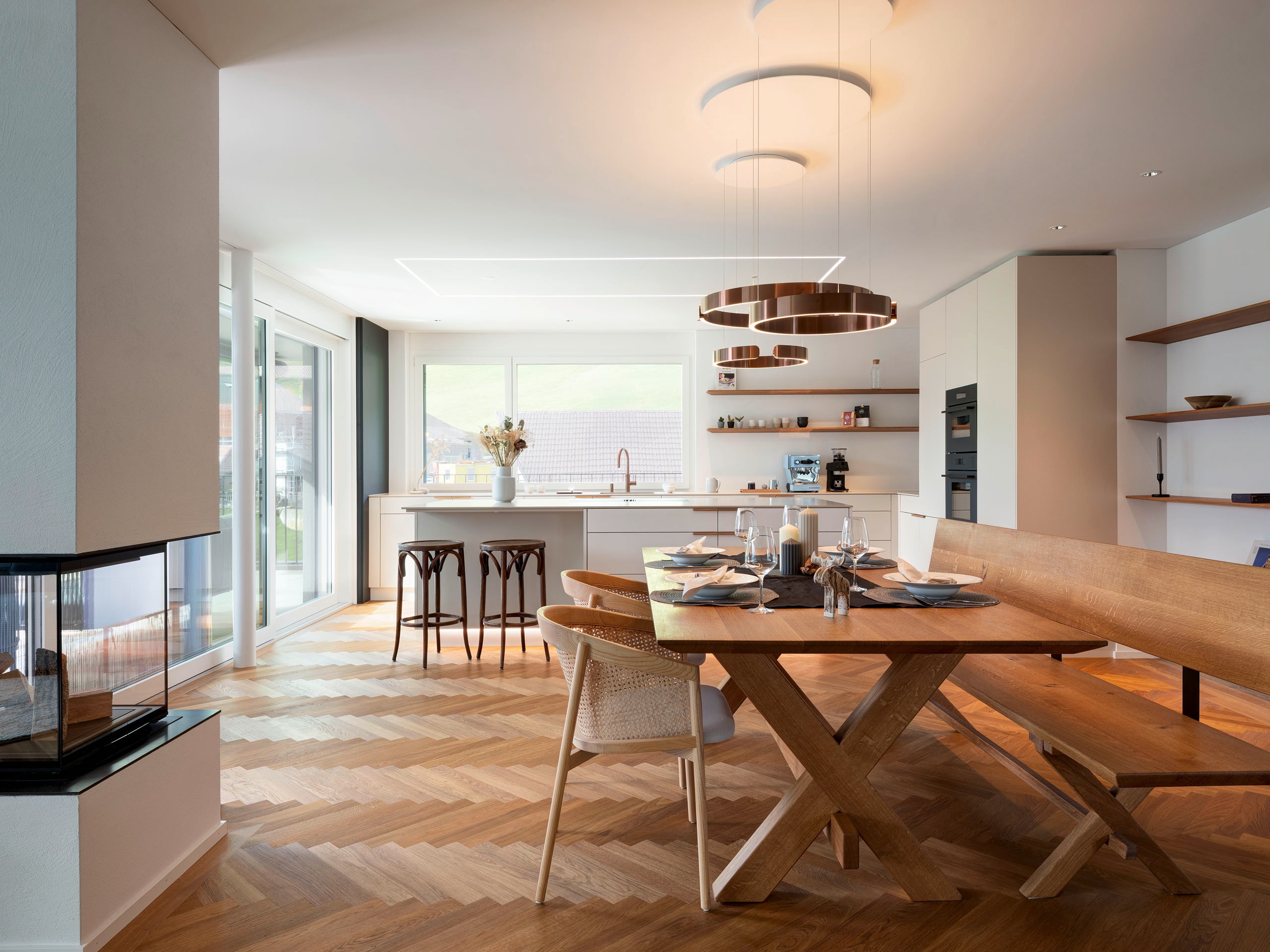 Küche mit Holztisch und Backofen