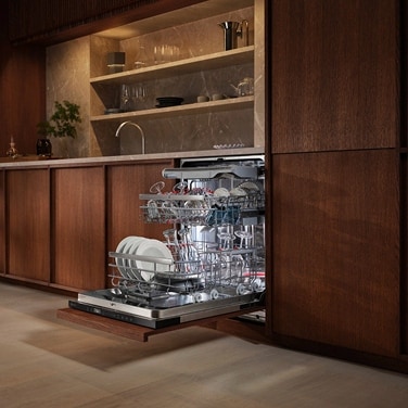 Person bedient den QuickSelect-Geschirrspüler