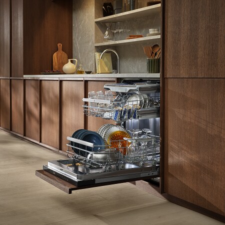 Person bedient den QuickSelect-Geschirrspüler