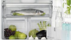 Prise de vue rapprochée du réfrigérateur FreshPlus Electrolux avec des aliments sur toutes les clayettes