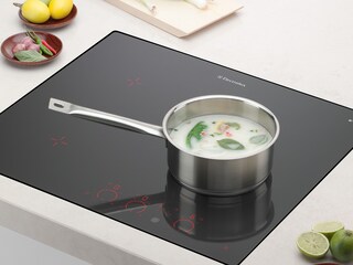 Une poêle sur un plan de cuisson à induction Electrolux Infinite™ Pure