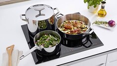 Kochgeschirr der Electrolux Infinite Chef Collection auf einem Induktionskochfeld
