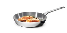 Fleisch, das in der Infinite Chef Bratpfanne gebraten wird