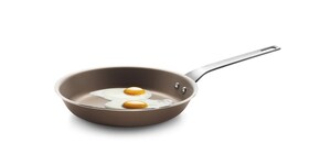 Eier, die in einer antihaftbeschichteten Bratpfanne gebraten werden
