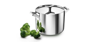 Großer Suppentopf mit Brokkoli.