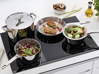Fleisch und Gemüse, die mit der Bratpfanne von Infinite Chef zubereitet wurden, konische Sauteuse sowie Spitzsieb