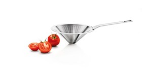 Das Spitzsieb mit Tomaten