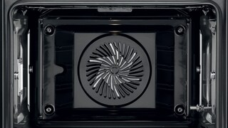 Der saubere Garraum eines Electrolux Ofens