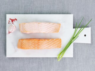 Vergleichsbild mit Lachs, der in einem Electrolux Dampfgarer zubereitet wurde und einem pochierten Lachs