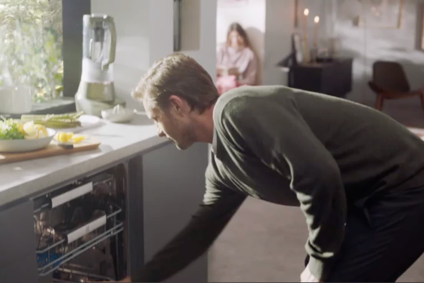 L'homme soulève le panier du bas du ComfortLift® L'homme soulève le panier du bas du ComfortLift®