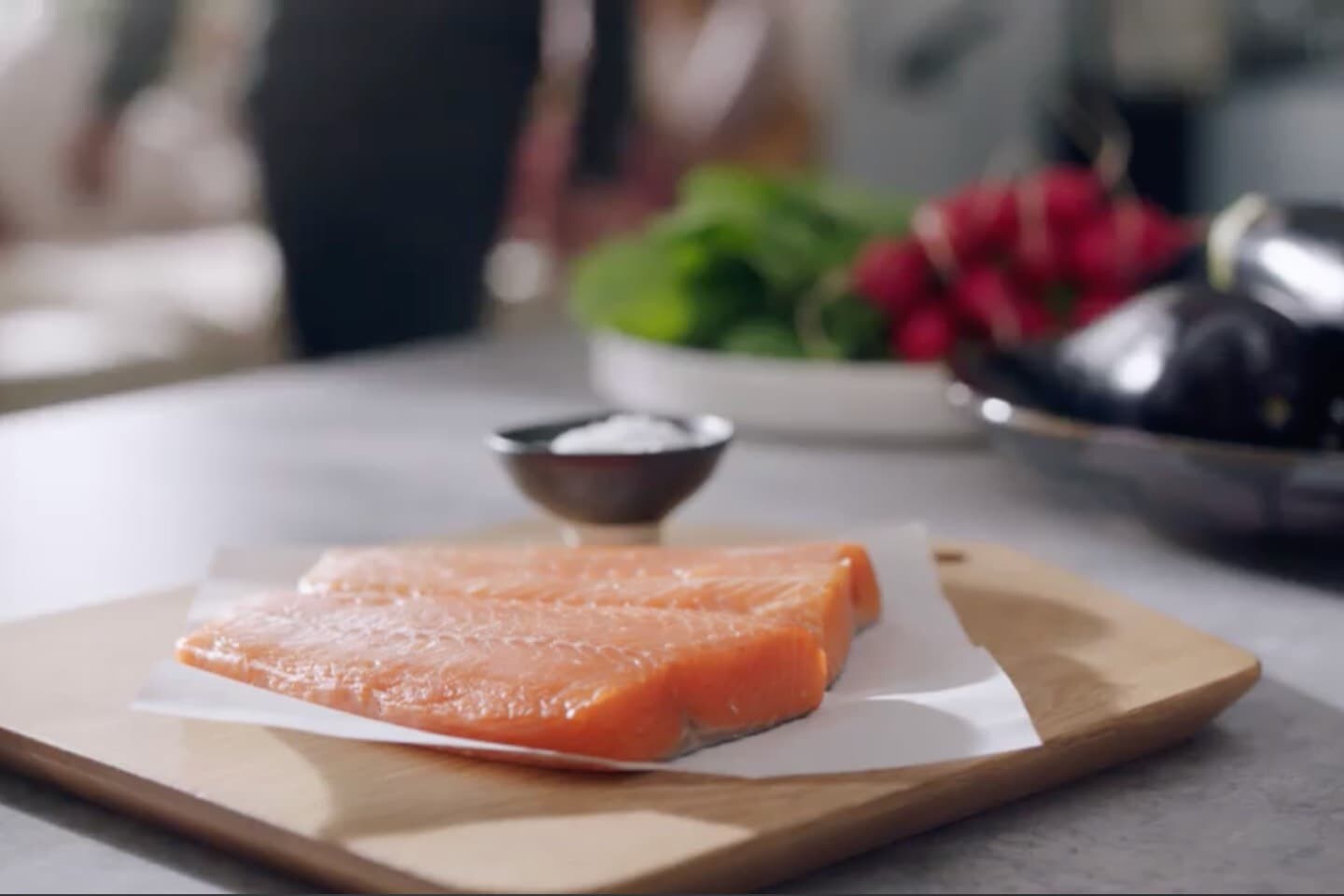 Lachs auf dem Electrolux SensePro™ Induktionskochfeld braten Lachs auf dem Electrolux SensePro™ Induktionskochfeld braten