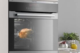 Uno steamer di Electrolux con un pollo