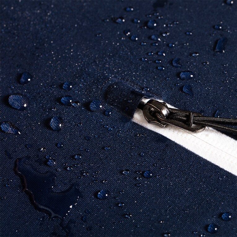 Gocce d’acqua su un tessuto blu scuro