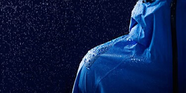 Une veste imperméable bleue