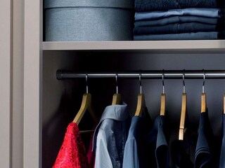 Vêtements récemment lavés pendus dans une armoire