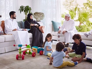 Eine Familie, die in einem kühlen und frischen Zuhause entspannt