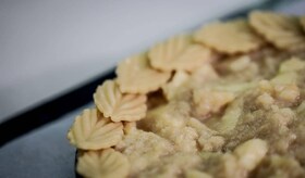 dekorierter Apfelkuchen