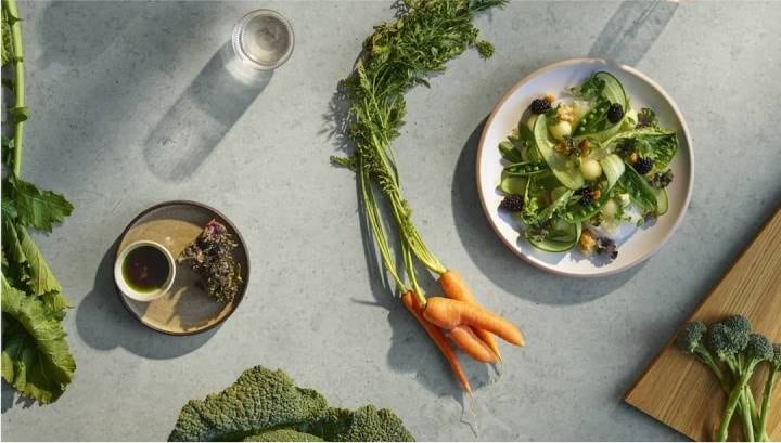 Des aliments frais placés sur une table