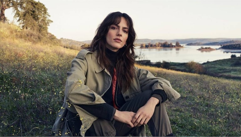 Femme assise sur l’herbe en pleine nature