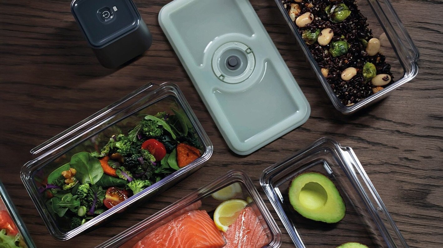 Matlådor med olika maträtter som förbereds