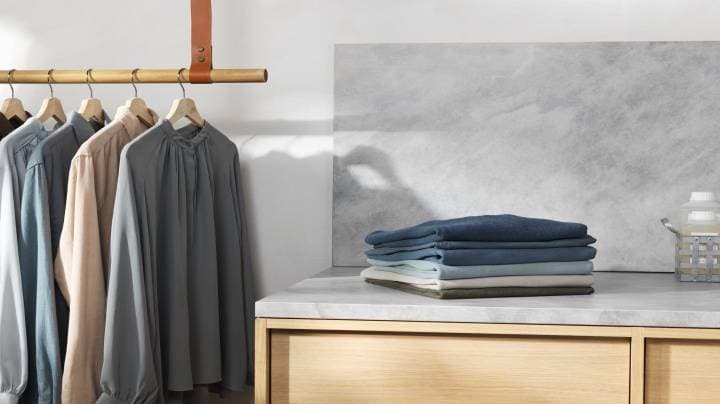 Zusammengelegte Kleider mit hängender Kleidung