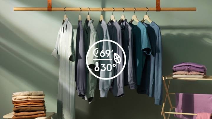 30°C-Wäsche-Symbol und Kleidung im Hintergrund