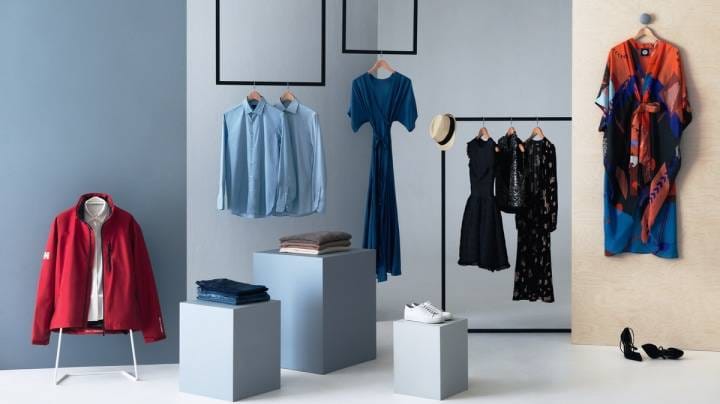 Eine ordentliche Garderobe mit Kleidern und Jacken