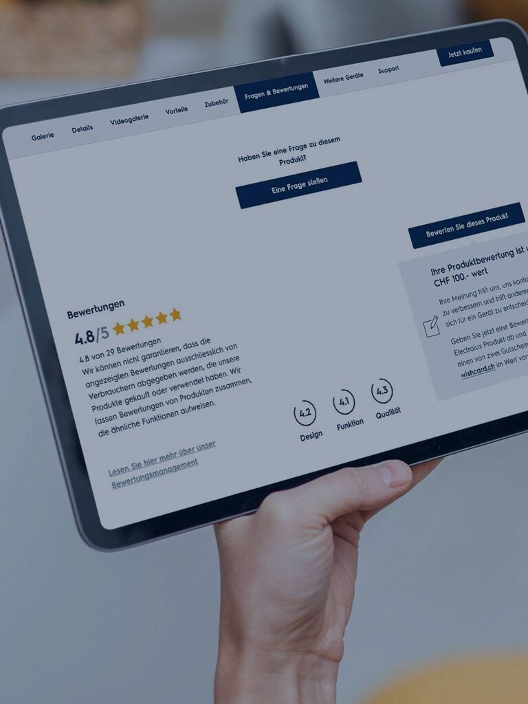 Person am Tablet, die Bewertungen liest