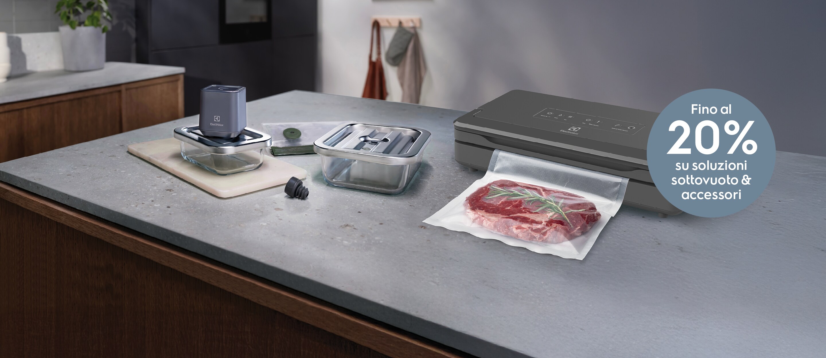 Cucina pulita con macchina sottovuoto e carne