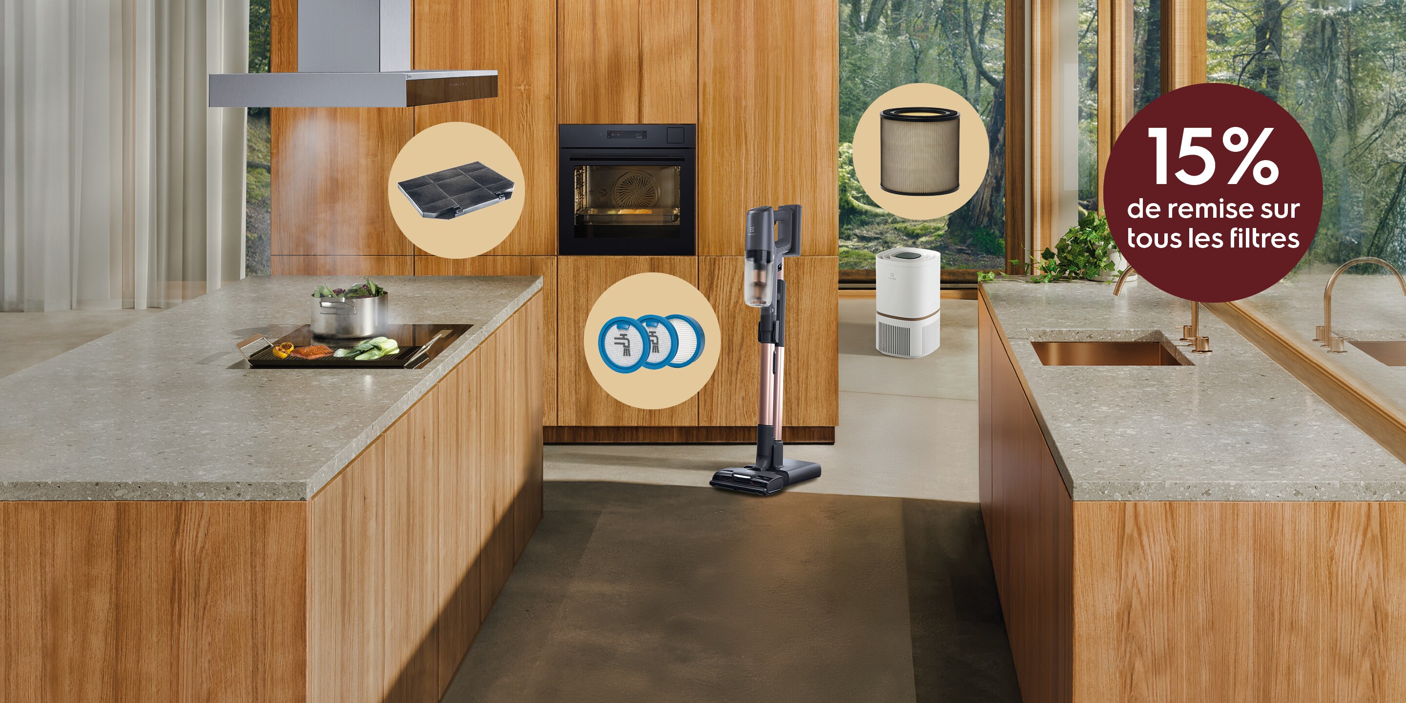 Élégante cuisine en bois équipée de divers appareils Electrolux et d'une hotte aspirante rouge à 15 % de réduction