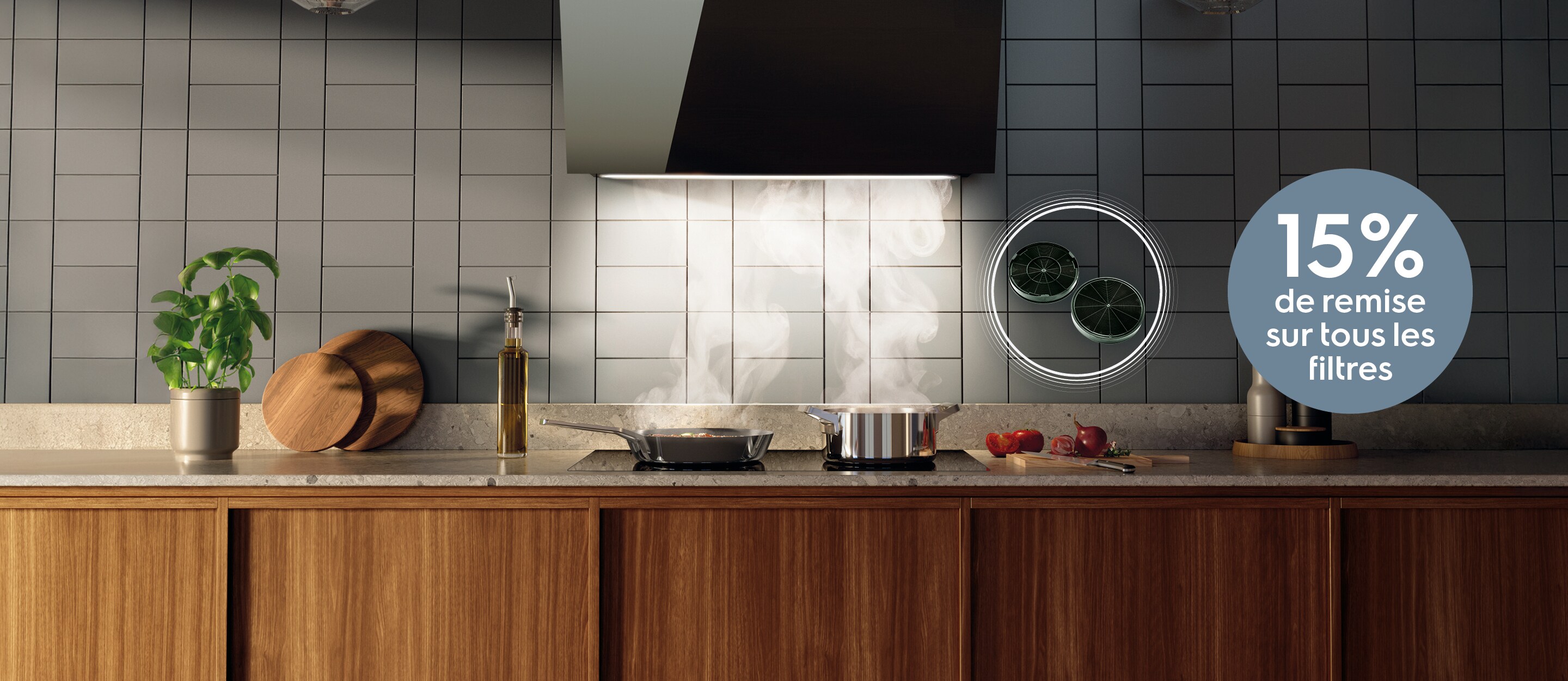Cuisine élégante avec équipement en bois, plaque de cuisson et hotte aspirante