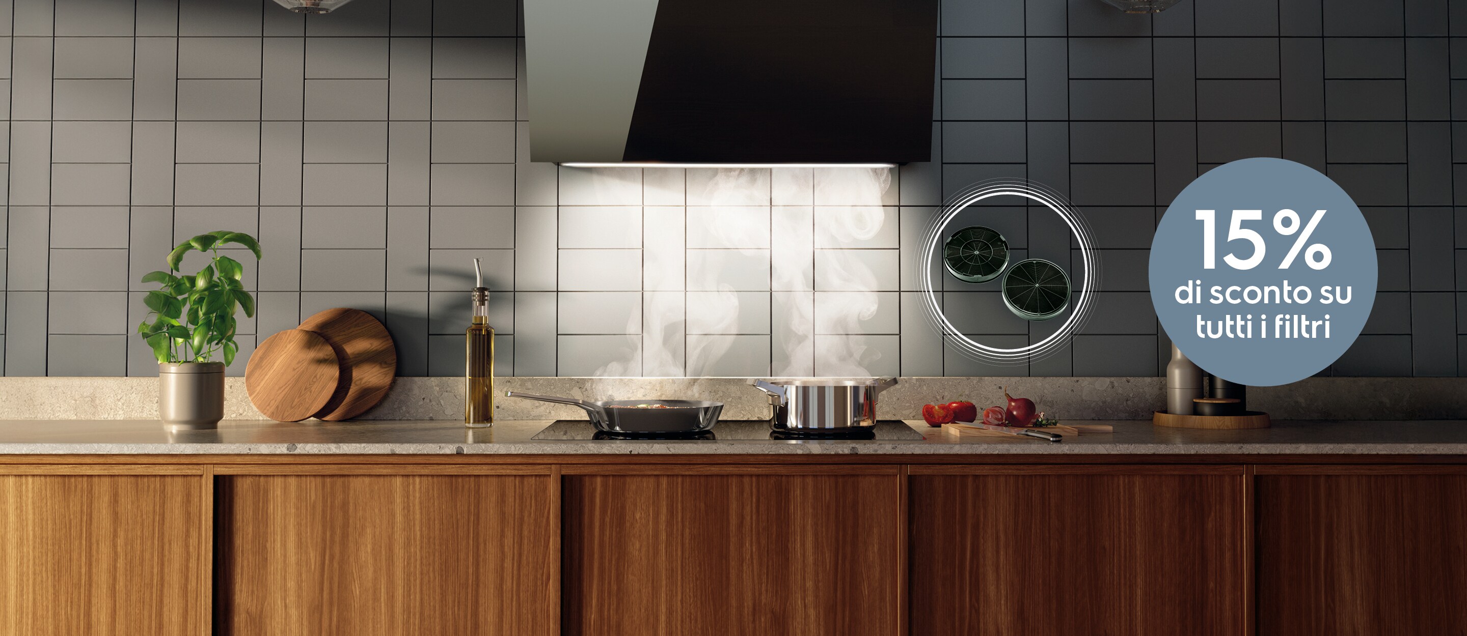 Cucina elegante con interni in legno con piano cottura e cappa aspirante