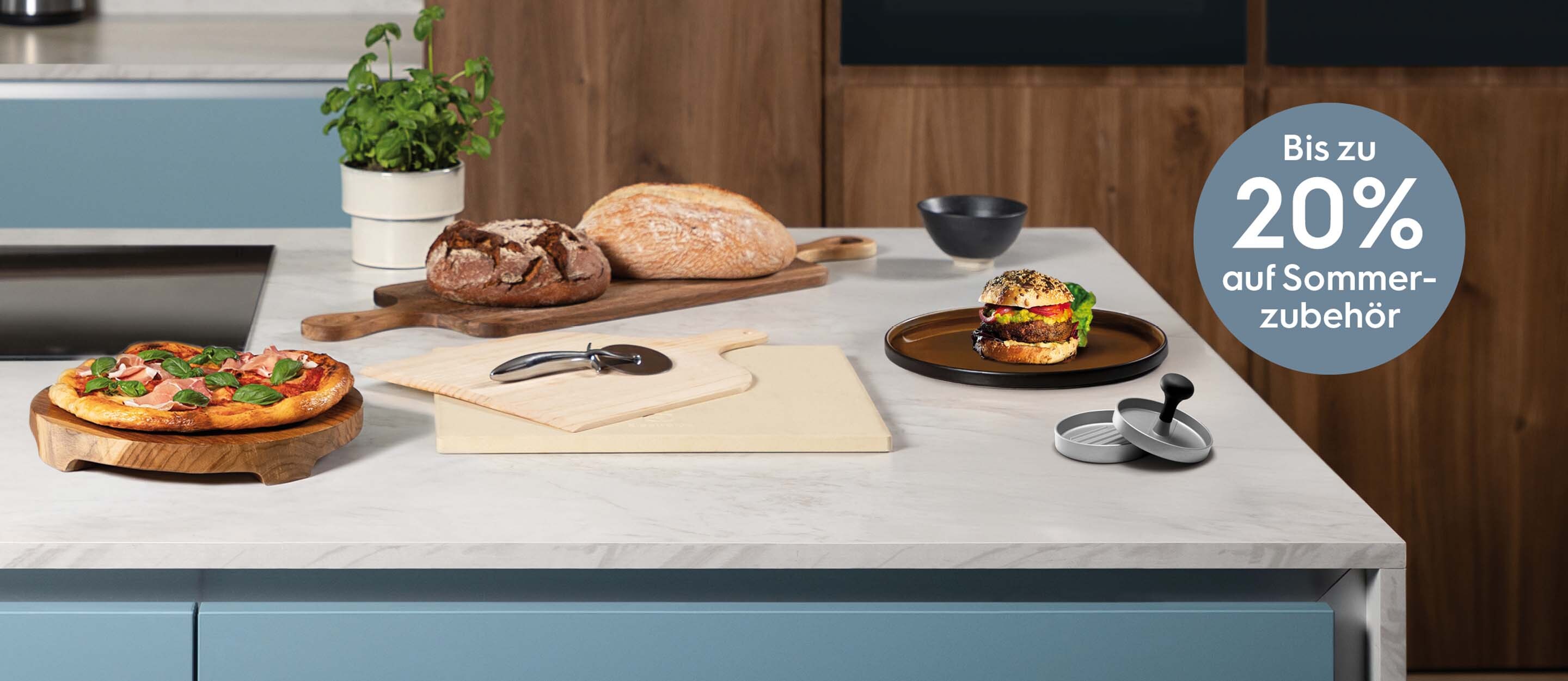 Accessori e piatti su un piatto in un'elegante cucina Electrolux