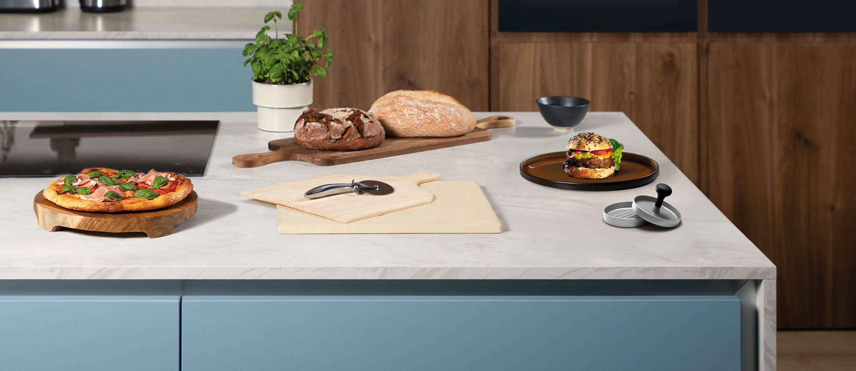 Zubehör und Gerichte auf einer Platte in einer eleganten Electrolux Küche