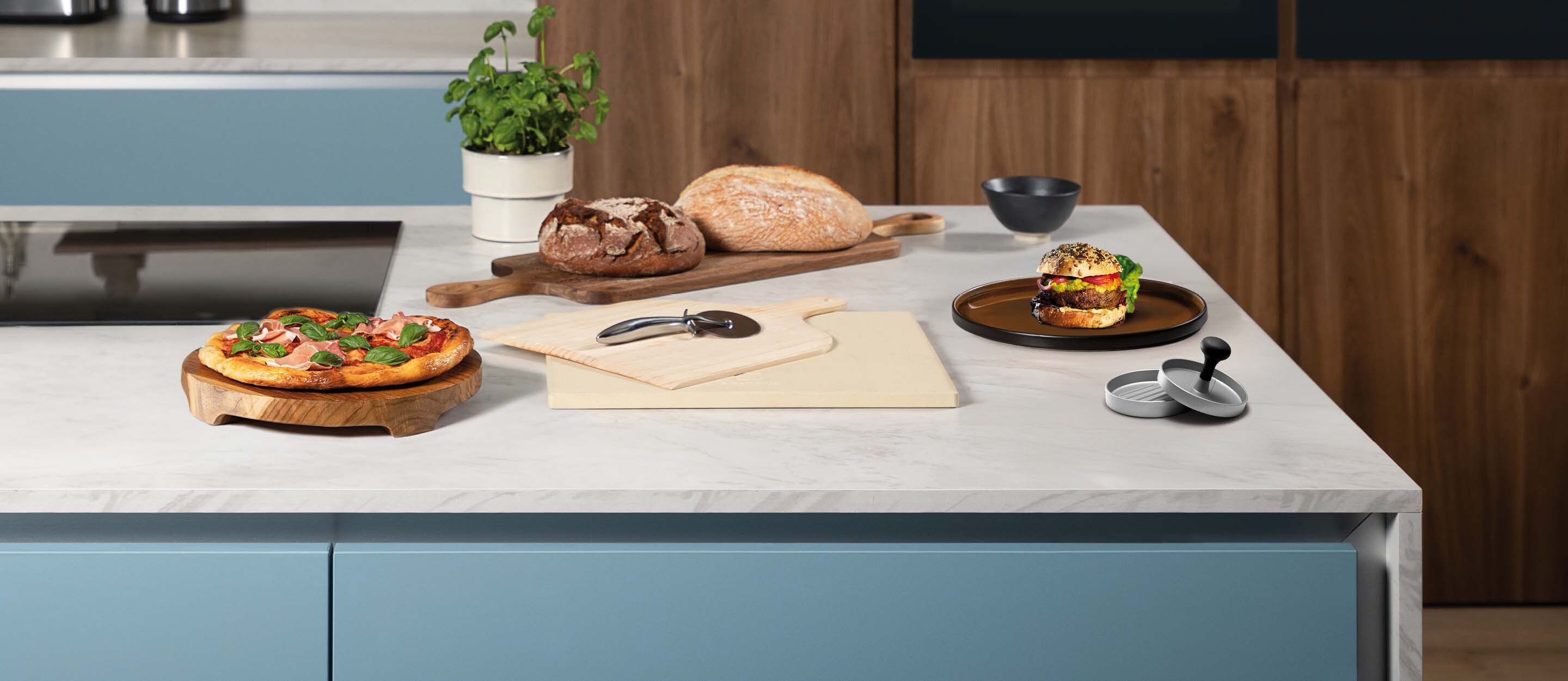 Zubehör und Gerichte auf einer Platte in einer eleganten Electrolux Küche