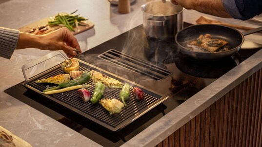 Preparazioni su una piastra grill plancha su un piano cottura ComboFlex