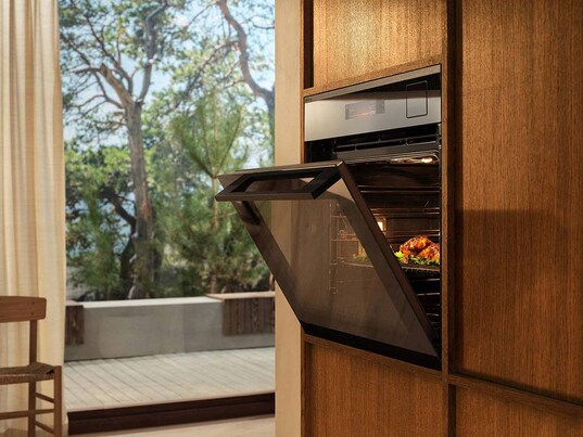 Electrolux Backofen mit offener Tür in einer modernen Küche