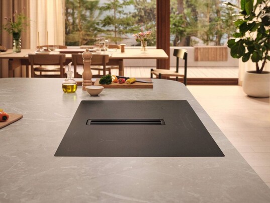 Aspirazione per piano cottura ComboFlex in una cucina moderna ed essenziale