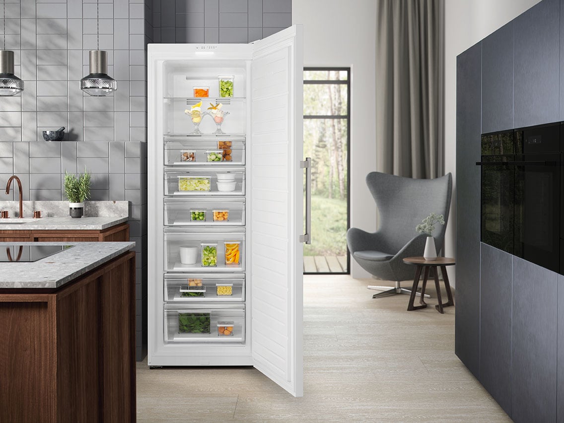 Ein offener Gefrierschrank in einer eleganten Küche