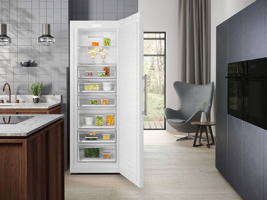 Un congelatore aperto in un'elegante cucina