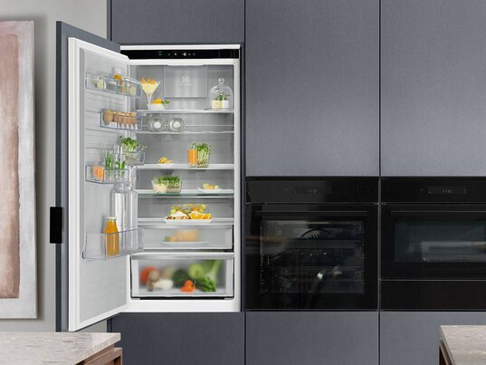 Frigorifero da incasso puro installato accanto ad altri elettrodomestici da cucina