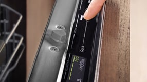 Person bedient den QuickSelect-Geschirrspüler