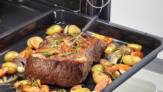 Bistecca nel forno con termometro per alimenti